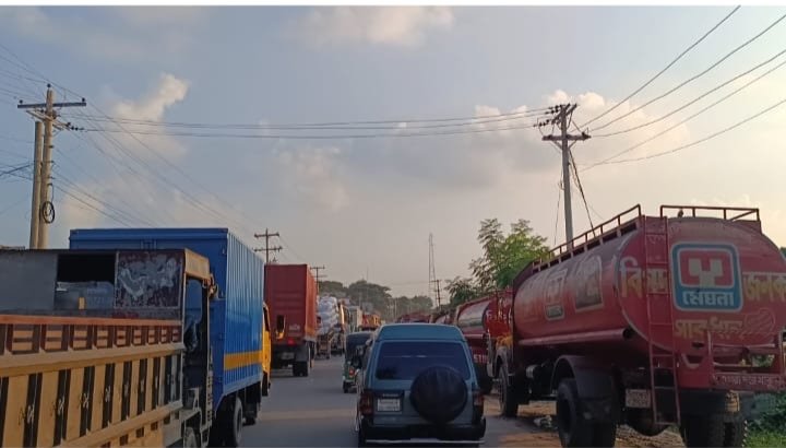 বাঘাবাড়ীতে শ্রমিকদের মহাসড়ক অবরোধ, প্রশাসনের আশ্বাসে প্রত্যাহার